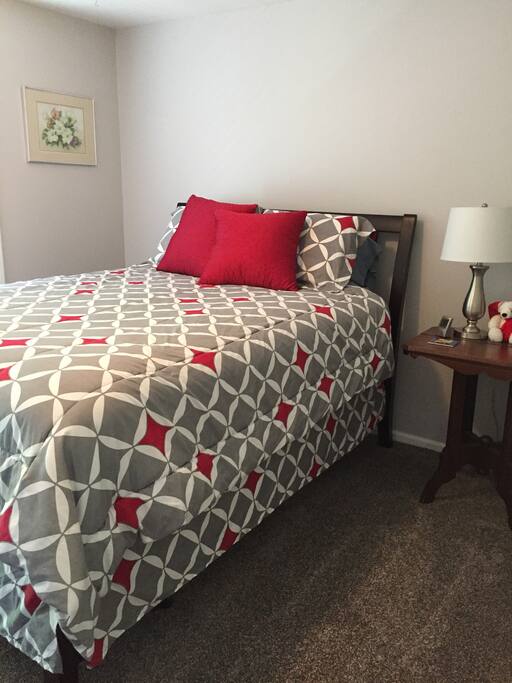 Bedroom w/Queen