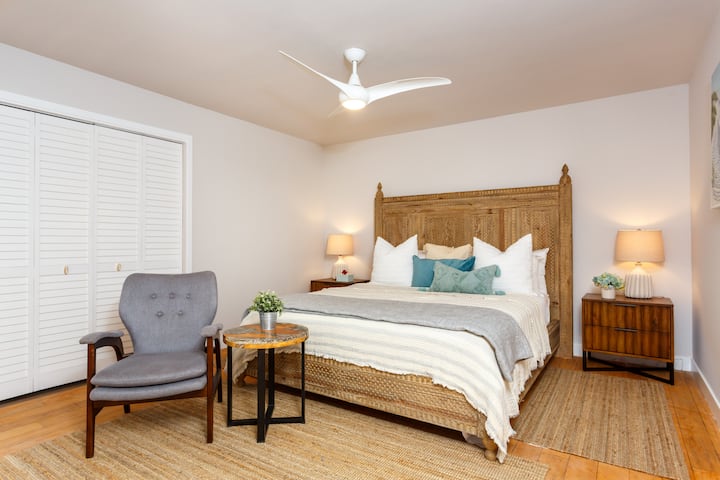 ห้องนอน #1:
เตียงคิงแคลิฟอร์เนียอยู่ที่ชั้นแรกมีห้องน้ำส่วนตัว