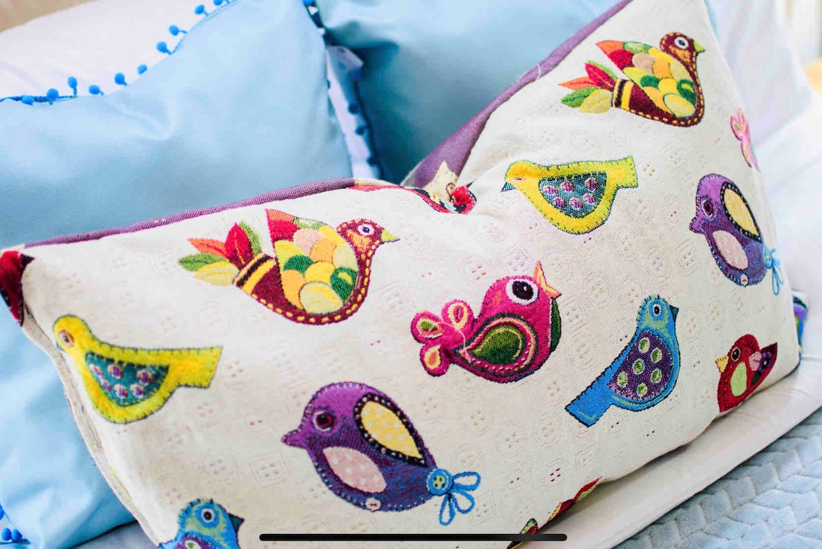 Disa nga dekorimet në dhomën kryesore të gjumit. 