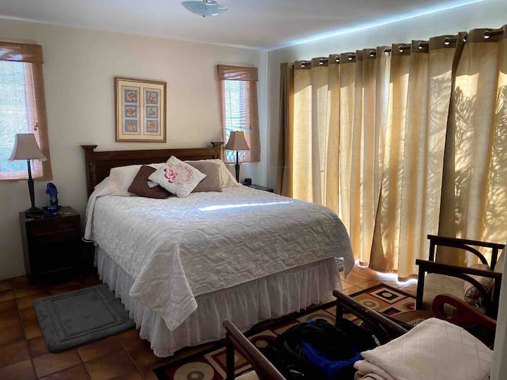 第二间卧室配备独立浴室，从外面进入。