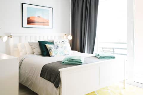 Sunny & bright Studio 2 mins beach + Fast WIFI
