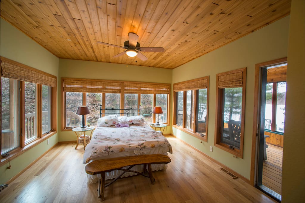 Master Bedroom w/Queen Bed