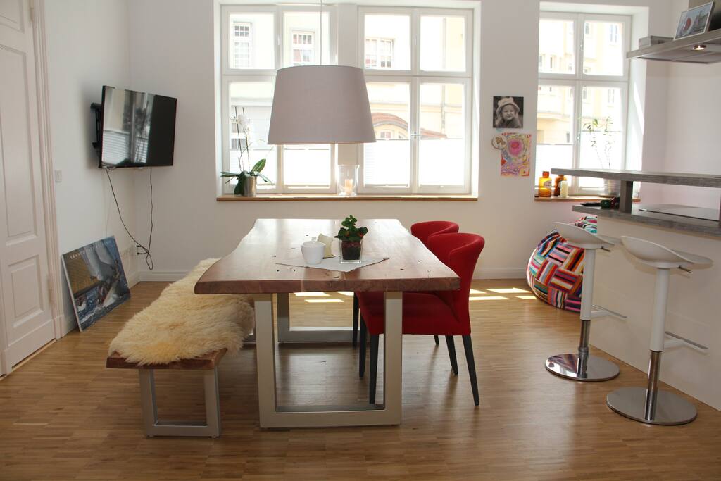 Esstisch mit Flat TV
