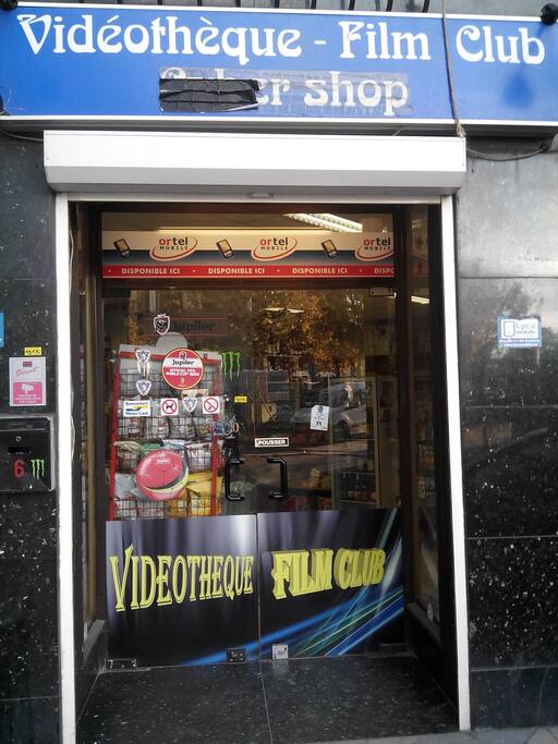Voici la photo de l'entrée du Night-Shop ou aller chercher les clefs lorsque je ne suis pas présent et que je vous et prévenu celui-ci se trouve juste à côté de l'entrée de l'immeuble /// Here is the photo of the Night-Shop input or fetch the keys when I am not present and that I warned you andit is right next to the entrance of the building