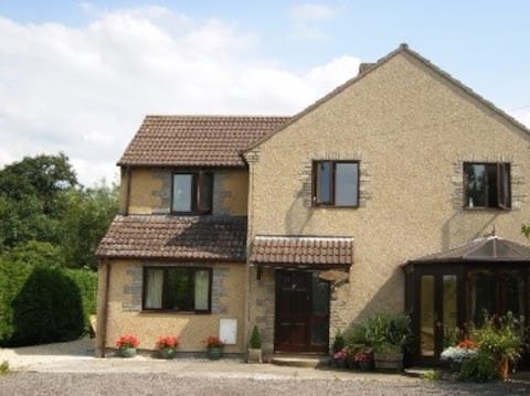 Top Airbnb: Entire House . Self Catering . Almondsbury in South Gloucestershire