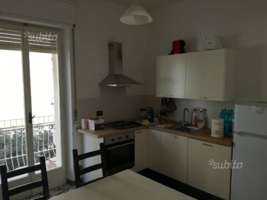 Cucina con lavastoviglie