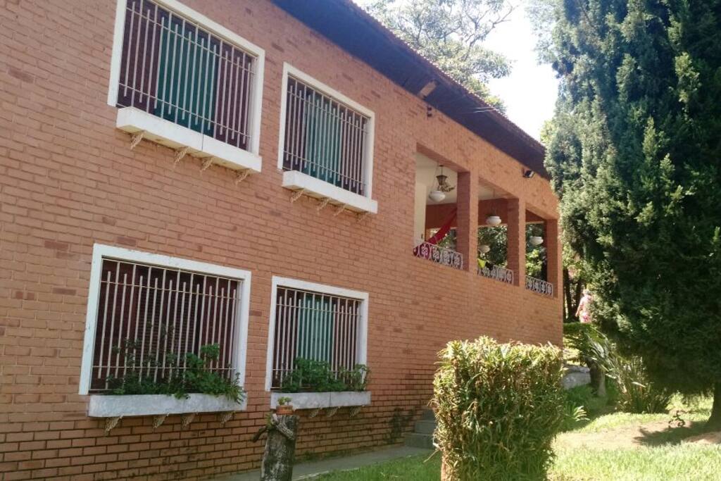 Lateral da casa de frente para a Piscina