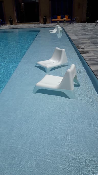 Sièges dans la piscine