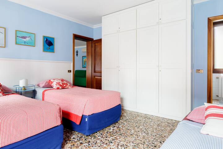 Colorful Apartment Overlooking the Rio Marin Canal gallery image 4