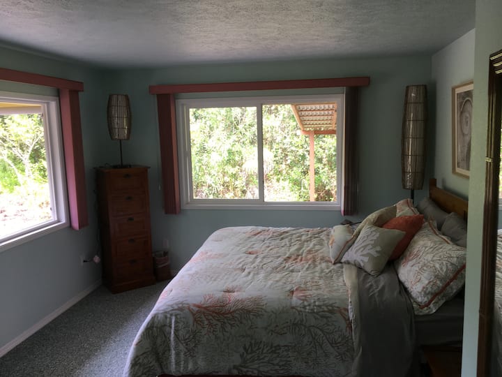 חדר שינה ראשי עם חלונות גדולים עם סינון. 