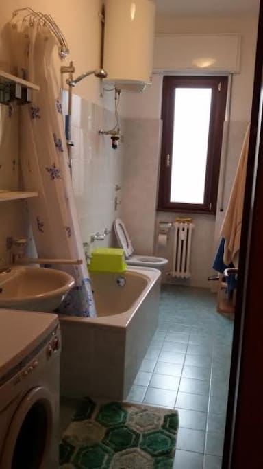 bagno con doccia, vasca e lavatrice