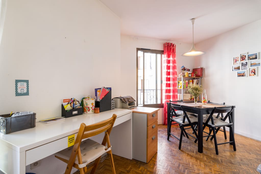 Le salon : vue sur le coin bureau et le coin salle à manger