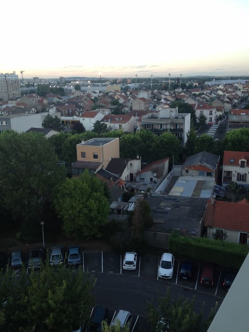 Vue balcon avec Parc de la Courneuve en face (place de parking dispo)