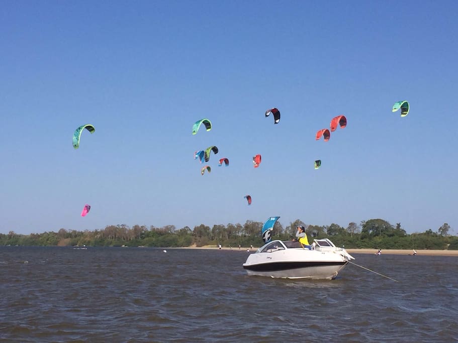 Temos aluguel de equipamentos para Kitesurf e instrutores especializados.