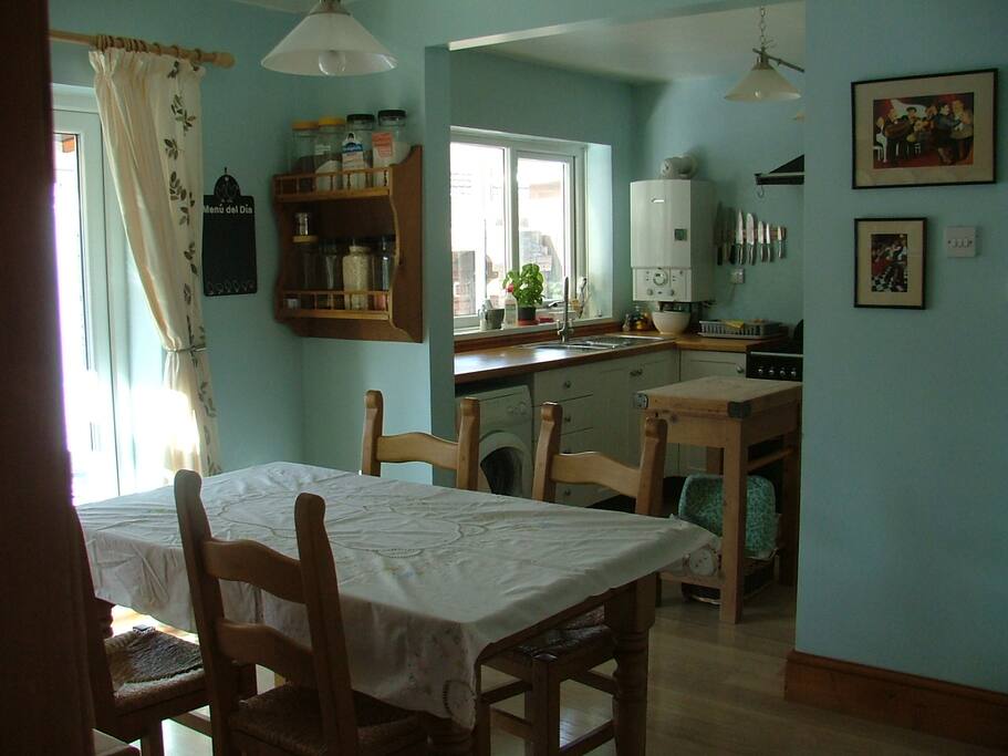 A light and airy dining and kitchen space, warm and comfortable throughout the year thanks to the south facing conservatory.