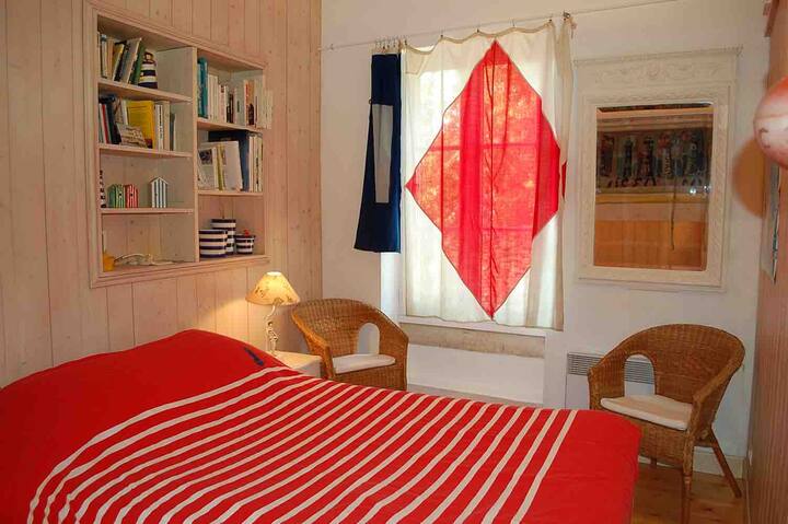 Спална соба со 160 кревет
Полици во библиотеката со читање за сите вкусови, но секогаш во врска со морето и островите! 
Големи полици за складирање
Достапна е соблекувална на влезот на мезонетот 