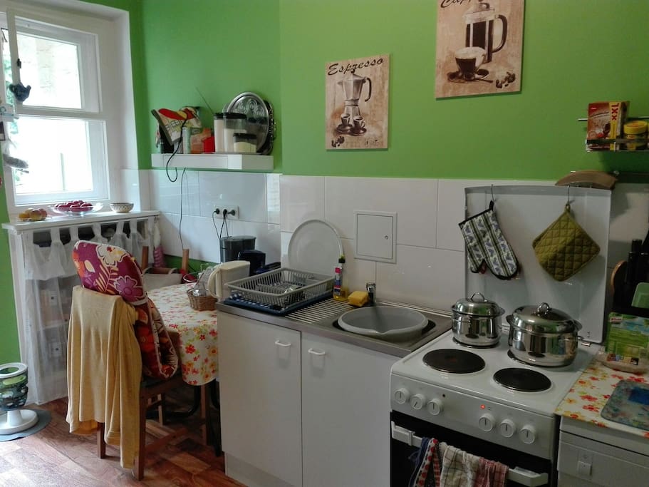 Essecke mit Wasserkocher (Tee vorhanden), Toaster, Kaffee-Pads-Maschine (Kaffee gegen kleine Spende für die Kaffeekasse) und Zugang zum Balkon