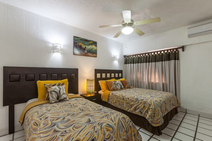 חדר שינה שני עם מיטת יחיד ומיטת יחיד.