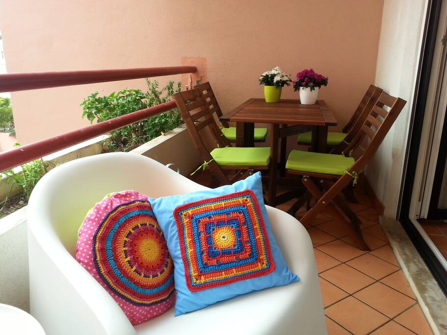 Varanda com mesa de exterior de refeições