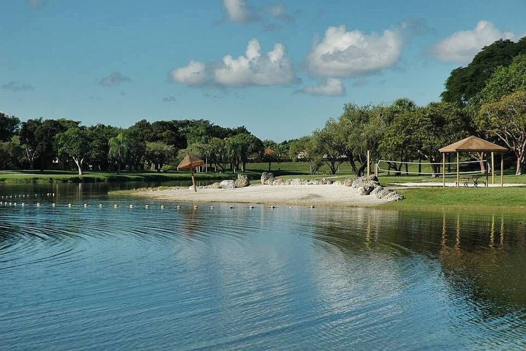 5 minutes walking from The Hammocks Lake. Enjoy this spectacular lake beaches!