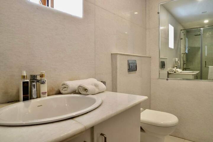 Full bathroom 2 image 1