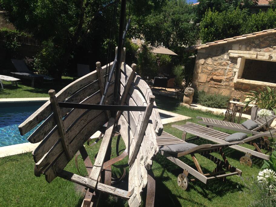une sculpture de bateau dans le jardin près de la piscine