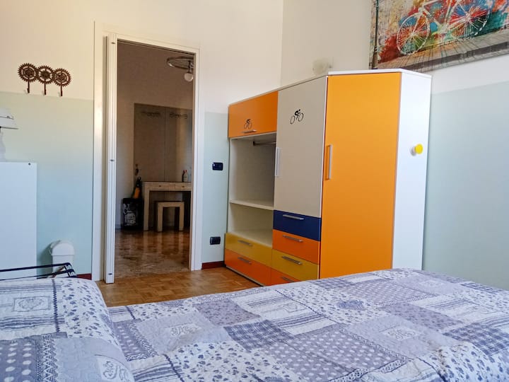 chumba cha kulala mara tatu chenye vitanda vitatu vya mtu mmoja au uwezekano wa kitanda kimoja ukiomba