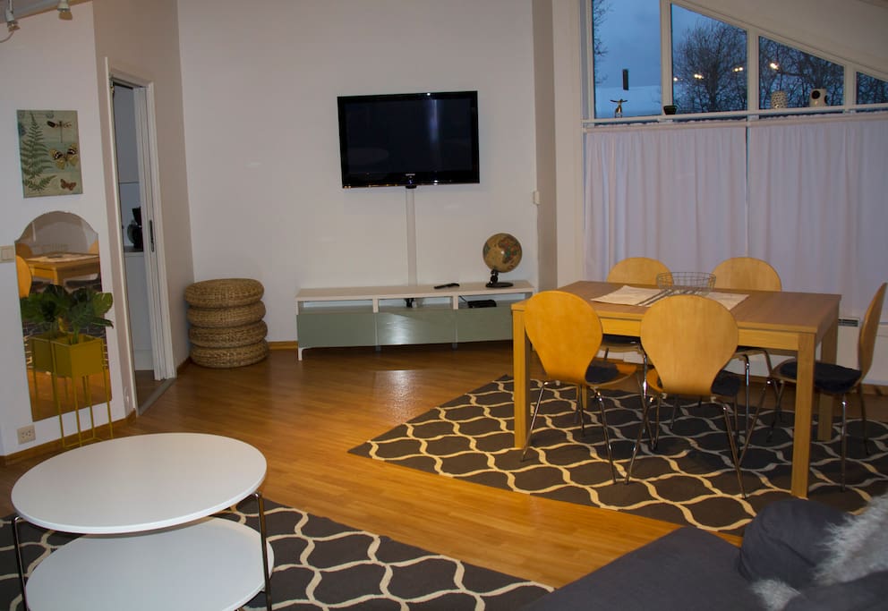 Bright and pleasant living room with a pull out dining table that can seat up to ten people comfortably. // Helles und gemütliches Wohnzimmer mit einem ausziehbaren Esstisch für bis zu 10 Personen.