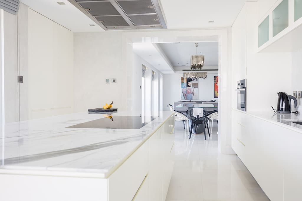 All white marble full kitchen with balcony with great light from the Arabian Sea overlooking the famous Palm Jumeriah.