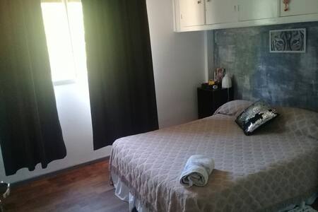 Habitación cómoda, baño privado, desayuno, centro!