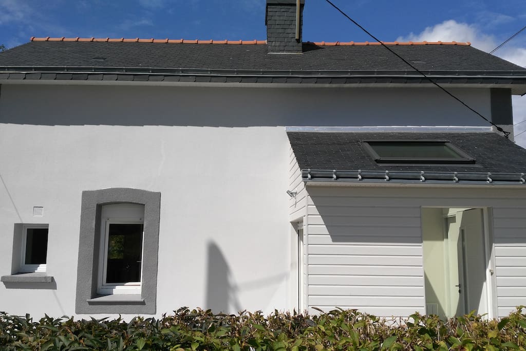 Petite maison de garde-barrière à la campagne, avec jardin et terrasse. Proche de l'accès 4 voies et de Lorient.
