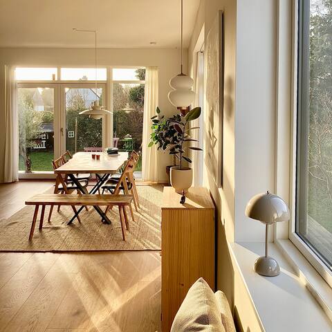 Hus med have og fantastisk beliggenhed. gallery image 3