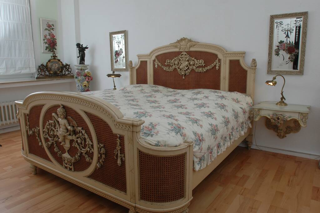 Schlafzimmer mit Doppelbett