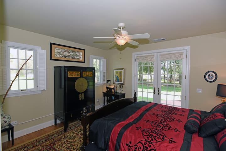 孙中森博士套房（ Dr. Sun Yat-Sen Suite ） -面向一楼的小溪和日出。  通往阳台的法式门。  加州加州加大双人床。平板电视。  独立卫生间，配备浴缸/淋浴间。