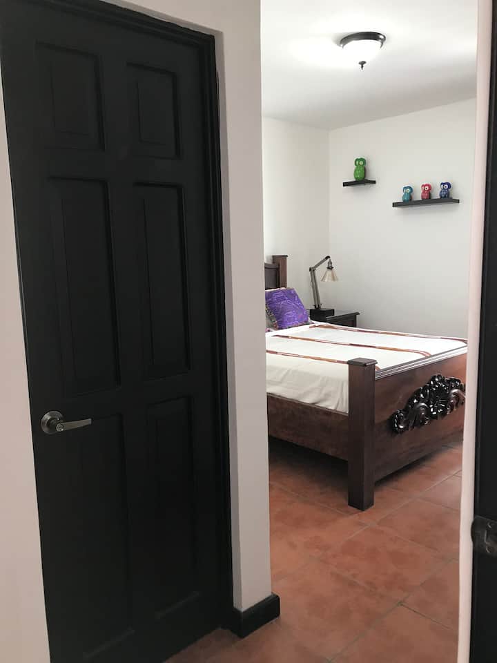 "غرفة البومة"  - غرفة النوم الرئيسية في الطابق السفلي بحمام خاص. 