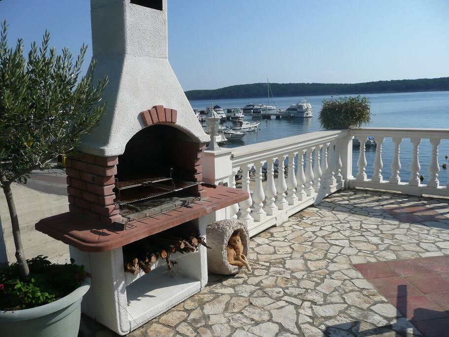 Grill auf der Terrasse