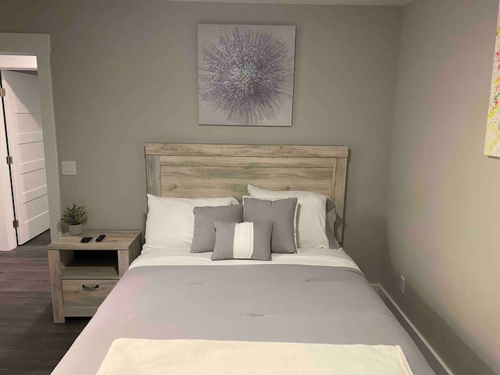 Chumba cha kulala 2 - Kitanda aina ya Queen chenye bafu la kujitegemea