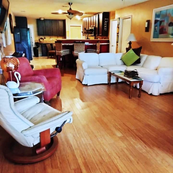 Kunstvolles privates Schlafzimmer - Gemeinschaftsbad & Küche, keine