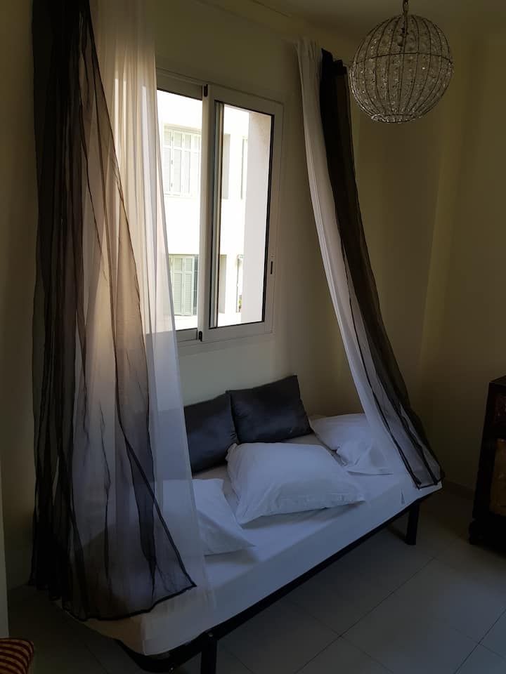 არის მცირე ზომის დამატებითი საძინებელი ერთადგილიანი საწოლით.