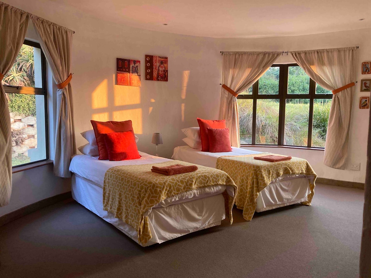 Chumba cha kulala cha 4 kilicho na mwonekano wa bustani na bafu kubwa la pamoja.