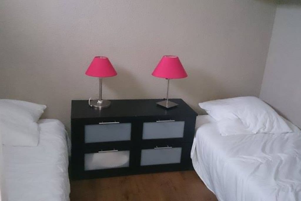 Chambre deux lit une place