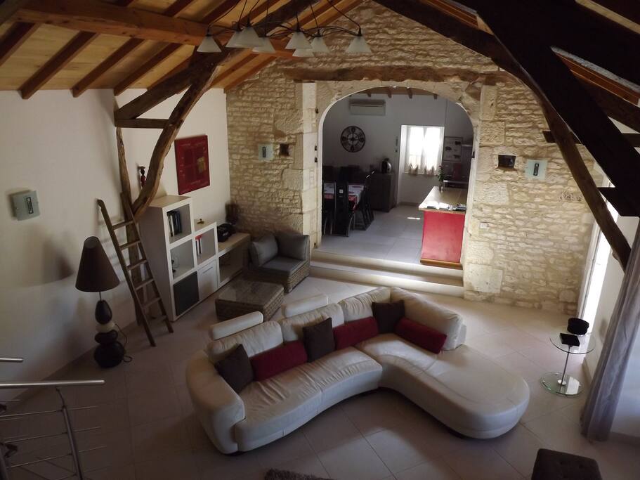 salon spacieux avec grand écran plat