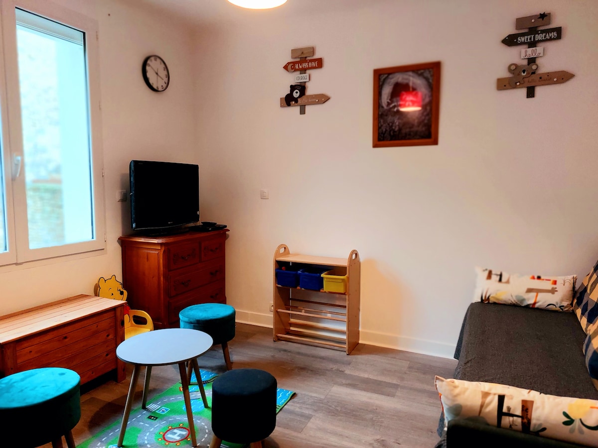 Საძინებელი 2 გასაშლელი საწოლი 90-იან წლებში და საბავშვო ოთახი ( პირველ სართულზე  )