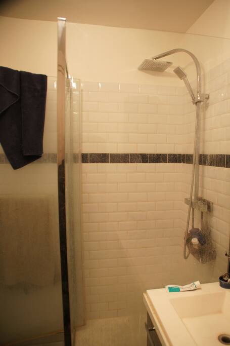 La salle de bain avec une douche spacieuse et bien chaude.