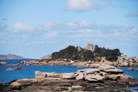 Popular Airbnb listing: 3* apartment with SEA and beach view, Wi-Fi in Tregastel in Trégastel