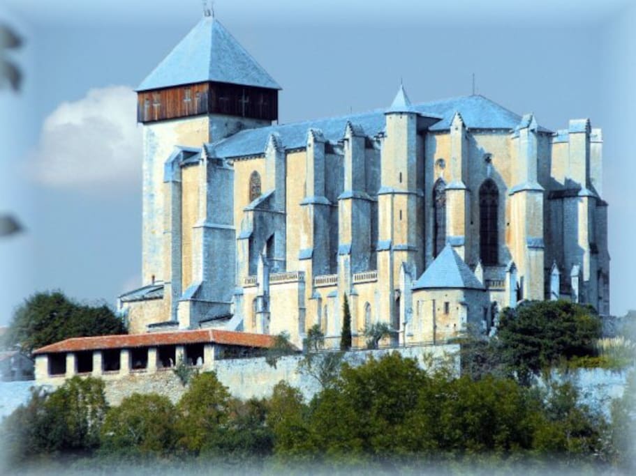 La cathédrale de St-Bertrand de Comminges est à 5 km