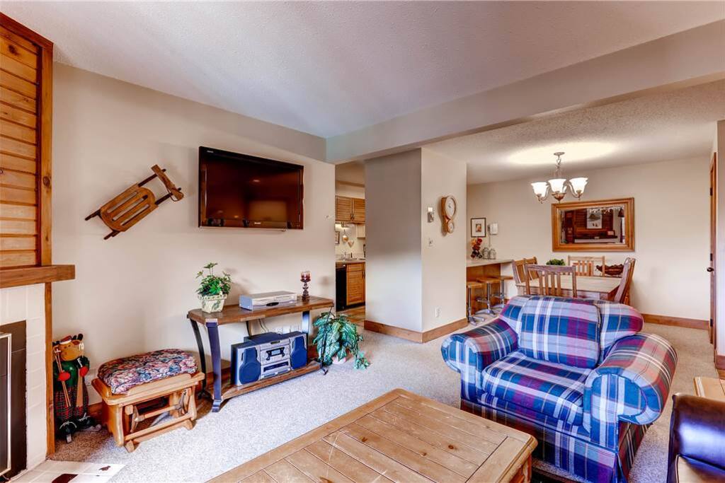 Bedroom,Indoors,Room,Chair,Furniture