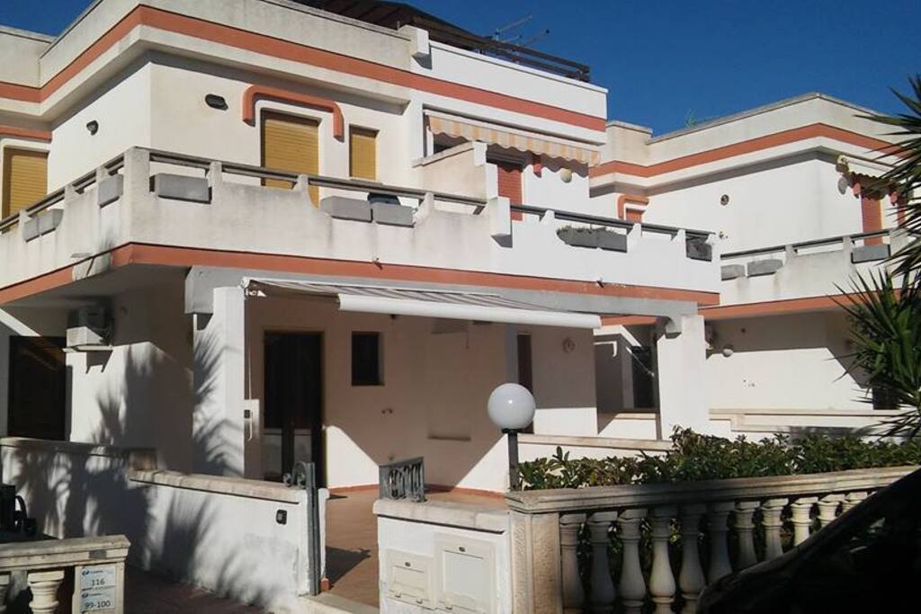 Il giardino con portico e tenda da sole