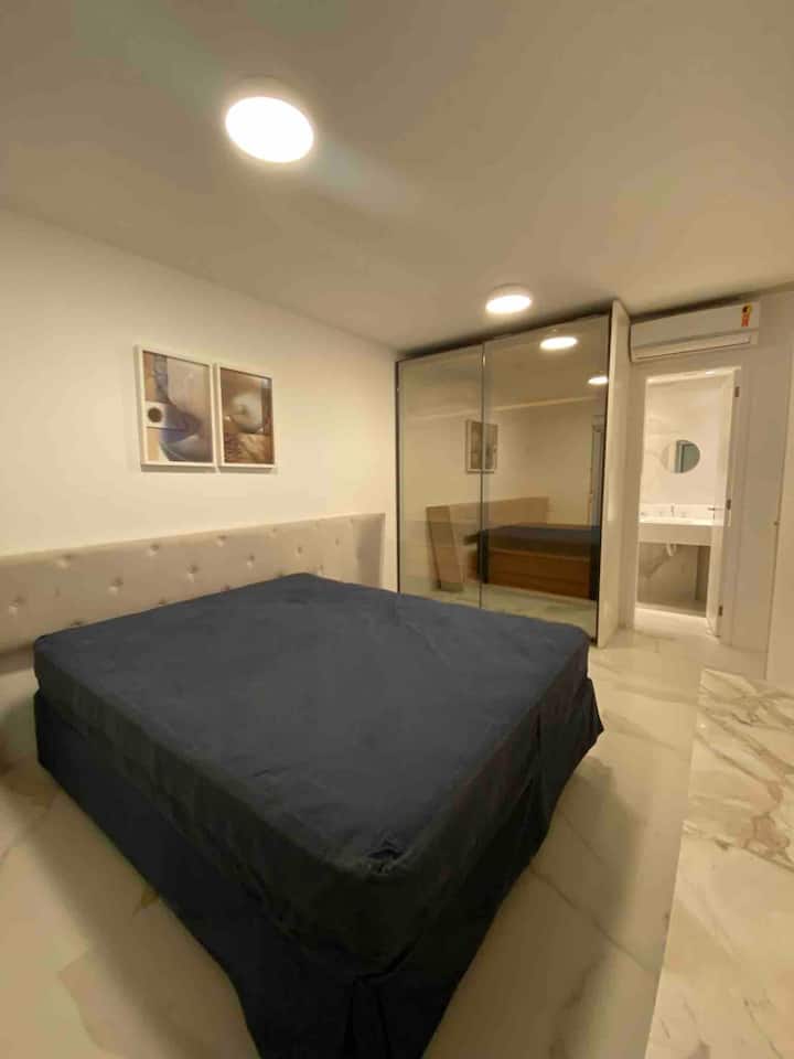 Amplia suite doble con espacio para poner dos colchones más y un armario espacioso 