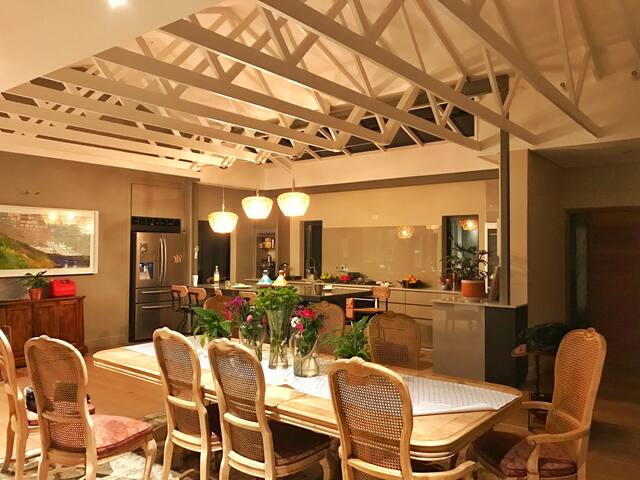 Stunning home in Upper Constantia Cape Town gallery image 4